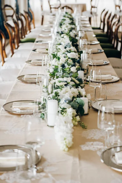 Белый Зеленый Цветок Композиция Свечи Тарелки Салфетками Свадебном Столе Покрыты — стоковое фото