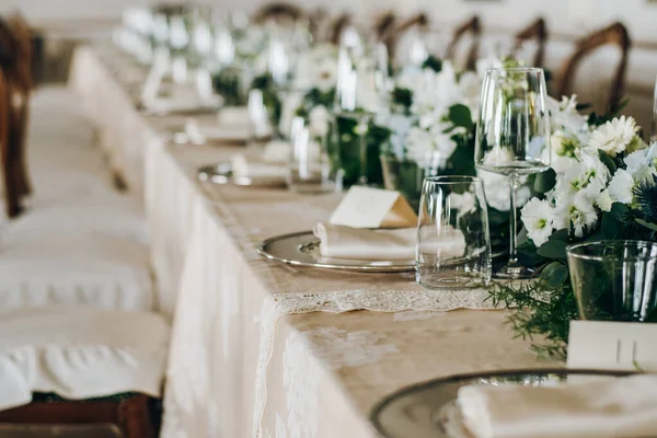 Mesa Festiva Boda Está Decorada Con Arreglos Florales Vasos Platos — Foto de Stock