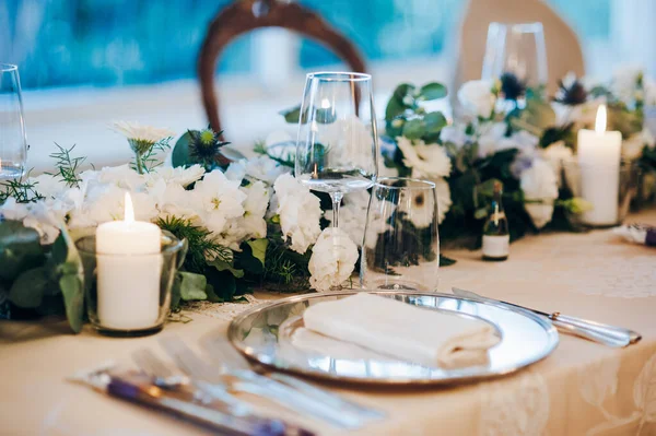 用桌布 餐巾和玻璃杯装饰的婚桌 — 图库照片