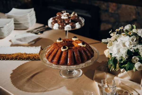 Hagyományos Olasz Rum Baba Van Asztalon Vannak Más Desszertek Friss — Stock Fotó