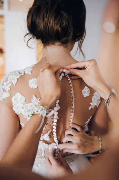 Duas Damas Honra Ajudam Abotoar Vestido Casamento Uma Noiva — Fotografia de Stock