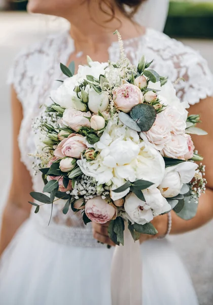 Bela Noiva Mantém Buquê Casamento Sua Mão Flores Frescas Vegetação — Fotografia de Stock