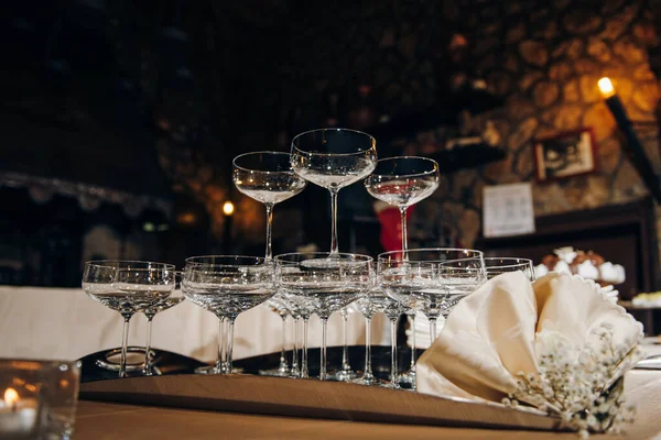 Vasos Vino Vacíos Forma Pirámide Mesa Festiva Hay Servilletas Flores — Foto de Stock