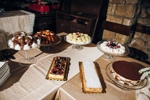 Läckra Kakor Och Desserter Finns Bordet Dekorerade Med Färska Bär — Stockfoto