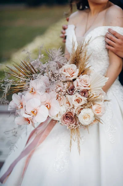 Noiva Detém Lindo Buquê Casamento Luxo Suas Mãos Com Fitas — Fotografia de Stock