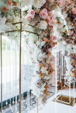 Güzel, şık bir düğün kemeri, pembe, beyaz, turuncu ve menekşe rengi çiçeklerle süslenmiş.