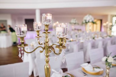 Şamdandaki mumlar ve tatil masasındaki çatal bıçak takımı.