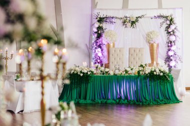 Restoranda duran gelin ve damat için dekore edilmiş masa.