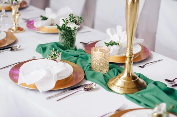 Столы Свадебного Банкета Золотыми Тарелками Салфетками Украшенные Цветами Зеленью Свечами — стоковое фото