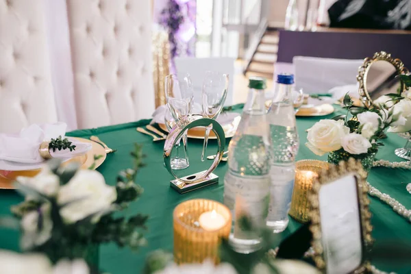 結婚式の宴会エリアのお祝いのテーブルには キャンドル プレート カトラリー ナプキン メガネの構成があります — ストック写真