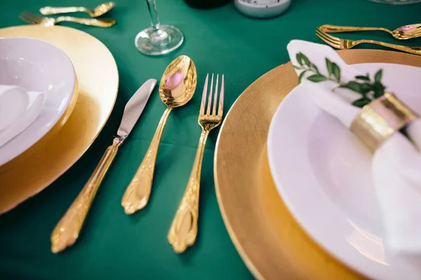 Τραπέζια Για Γαμήλια Δεξίωση Πιάτα Και Χαρτοπετσέτες Και Διακοσμημένα Πράσινο — Φωτογραφία Αρχείου