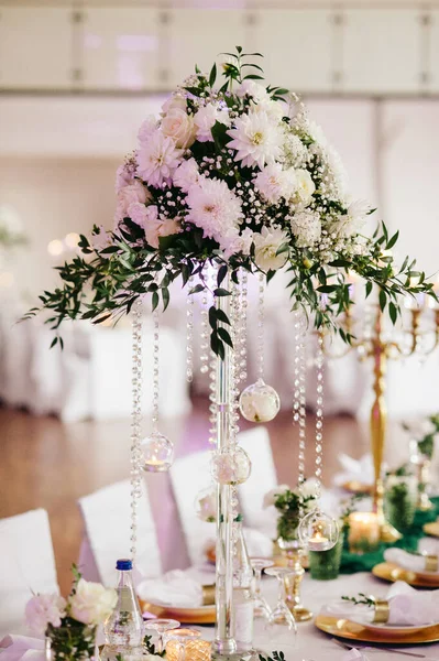 テーブルクロス キャンドル 白花のフラワーアレンジメントで飾られたお祝いのテーブル — ストック写真