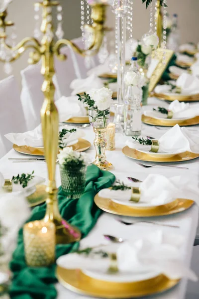 Mesa Banquete Está Decorado Con Mantel Velas Composiciones Vegetación Mesa — Foto de Stock