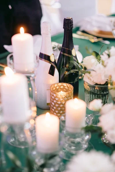 Svatební Stůl Zdobený Květinami Svíčkami Zelení Botami Šampaňského Zeleným Ubrusem — Stock fotografie