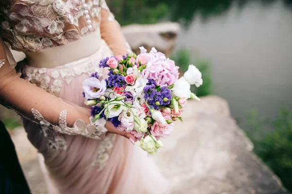 Giovane Donna Bellissimo Vestito Che Tiene Mano Mazzo Fiori Piedi — Foto Stock