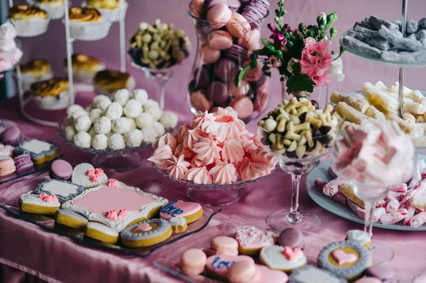 Кэнди Бар Стол Украшен Десертами Сладостями Покрыты Розовой Скатертью Стоковая Картинка