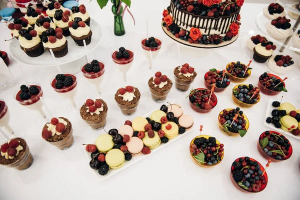 Bord Med Massor Desserter Sötsaker Det Finns Tårta Med Kolocat — Stockfoto