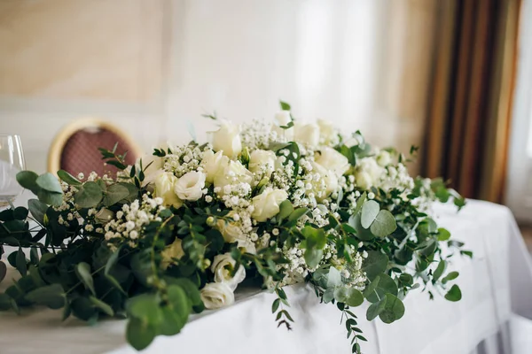 Composición Flores Blancas Frescas Vegetación Está Presidium Boda Imagen De Stock