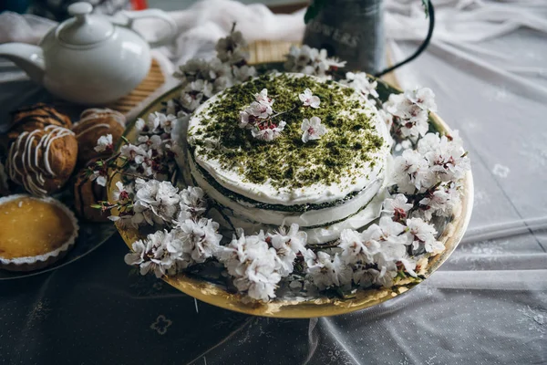 Smaklig Spenatkaka Bordet Det Finns Också Några Desserter Och Vita — Stockfoto