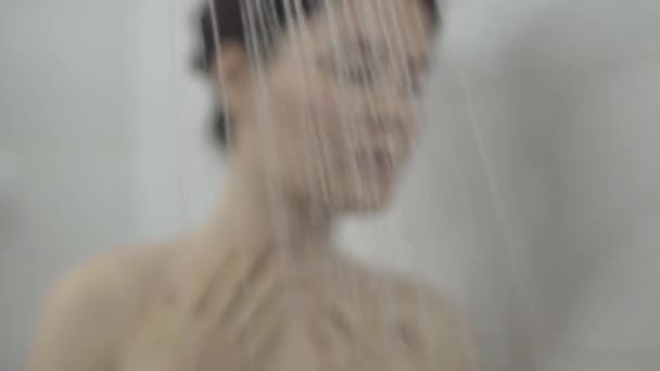 Piękna Młoda Kobieta Bierze Prysznic Dotykając Dłońmi Twarzy Szyi Klatki — Wideo stockowe