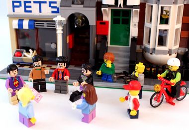 Lego minifigure Beatles hayranları tarafından çevrili.