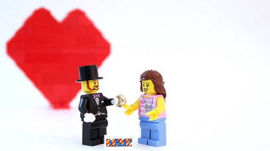 Erkek ve kadın aşık Lego minifigures ile temsil