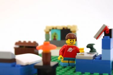 Lego çocuk onun yatak odasında