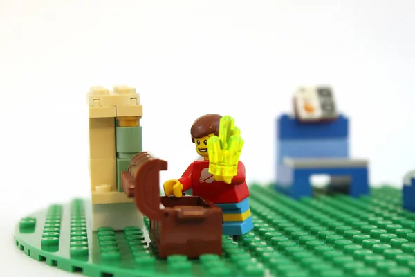 LEGO pojke i sitt sovrum — Stockfoto