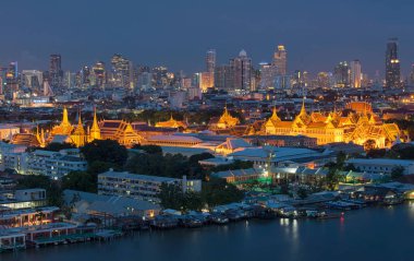 Emerald Buddha Tapınağı alacakaranlıkta, Bangkok, Tayland