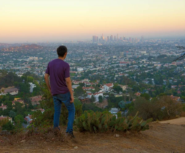 Um homem está olhando para a cidade de Los Angeles, Califórnia, EUA — Fotografia de Stock