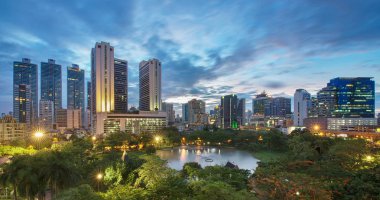 Benjasiri Park, günbatımı, Bangkok, Tayland