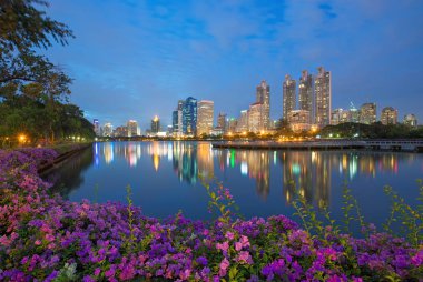 Benjakitti Park alacakaranlıkta, Bangkok, Tayland