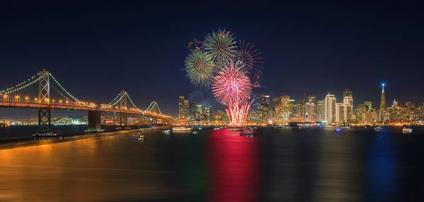 Año Nuevo de fuegos artificiales en San Francisco, California, EE.UU. — Foto de Stock