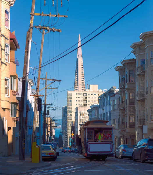 一辆缆车在旧金山, 加利福尼亚州, 美国 — 图库照片