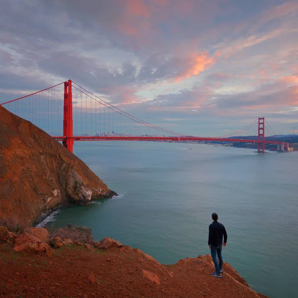 Un homme regarde Golden Gate Bridge, Californie, États-Unis — Photo