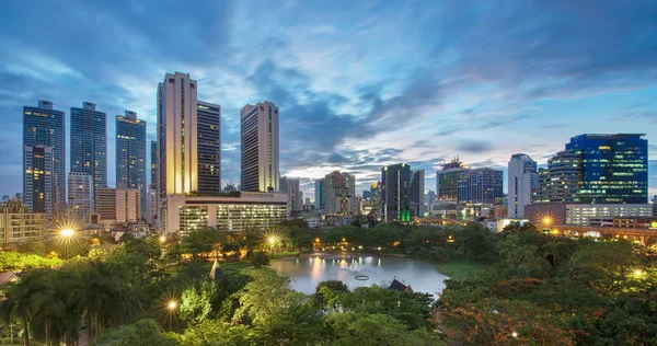 Benjasiri Park, günbatımı, Bangkok, Tayland — Stok fotoğraf