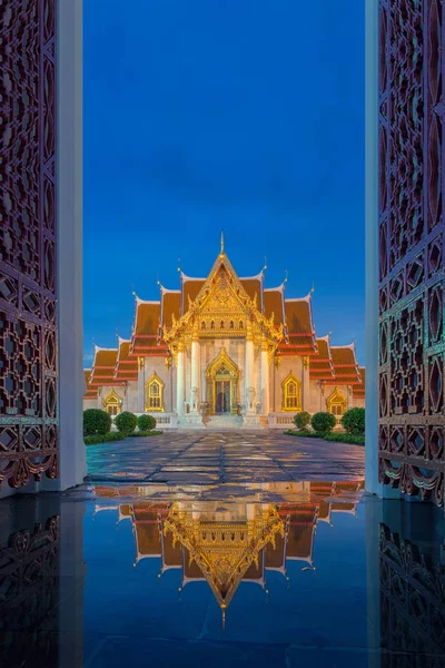 Відображення Wat Benchamabophit, Бангкок, Таїланд — стокове фото