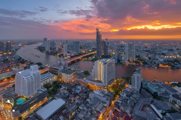 Rio Chao Phraya ao pôr-do-sol, Bangkok, Tailândia — Fotografia de Stock