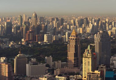 Gökdelenler ve günbatımı bir park Bangkok, Tayland