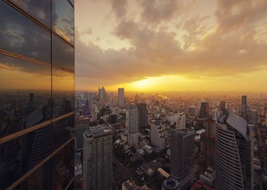 Yansıma gökdelenler günbatımı, Bangkok, Tayland