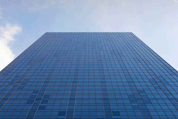 Facciata di un edificio, cielo blu, riflessione — Foto Stock