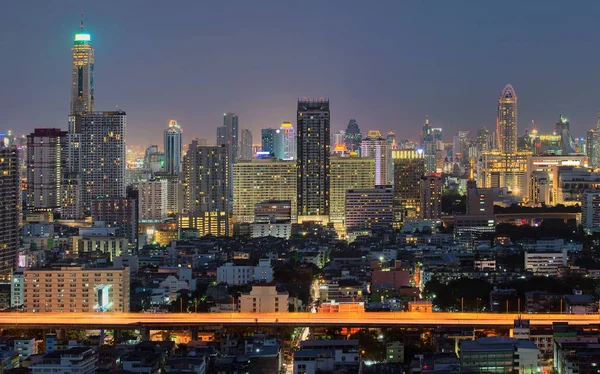 Финансовый район, небоскребы в Бангкоке, Таиланд — стоковое фото