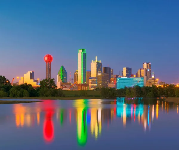Dallas manzarası yansıma şafak şehir merkezinde Dallas, Texas, ABD — Stok fotoğraf