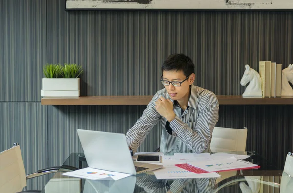 Азиатский бизнесмен, использующий ноутбук — стоковое фото