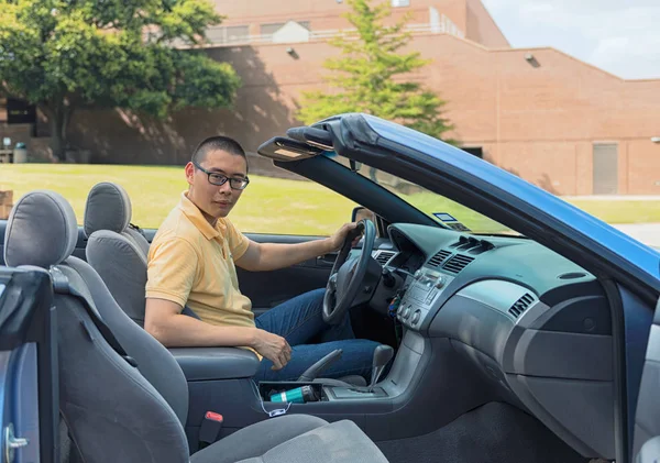 Asijské muž řídil auto sport — Stock fotografie