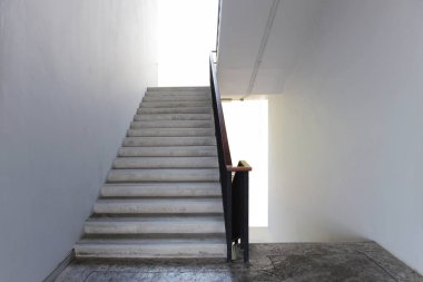 Beyaz duvarları, ahşap Küpeşte ile beton merdivenler