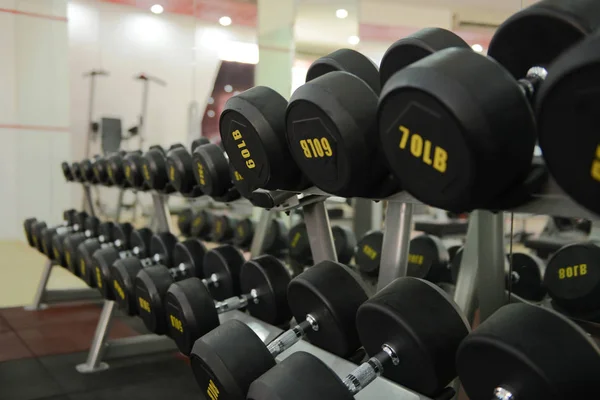 Haltères dans un centre de remise en forme, l'exercice, l'exercice — Photo