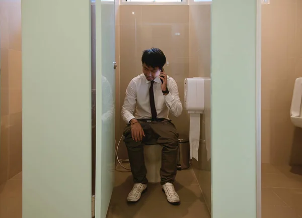亚洲业务人啪啪和在浴室里，打电话的人 — 图库照片