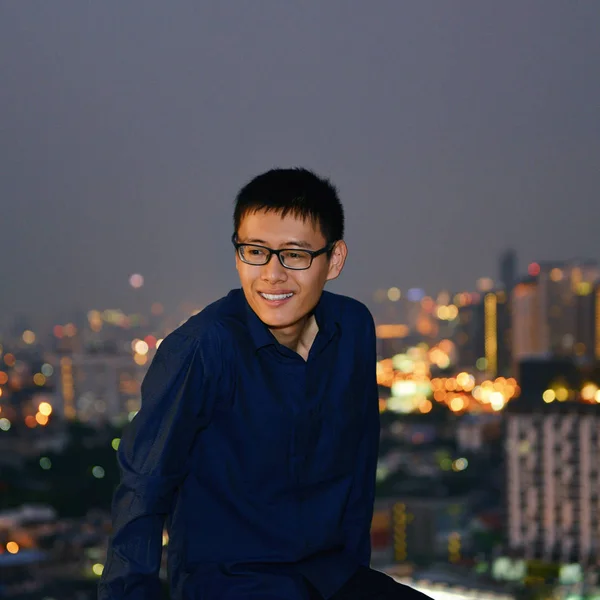 Porträtt av ung asiatisk man med casual outfit sitter utomhus o — Stockfoto