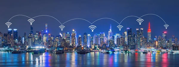 美国纽约市天际线，摩天大楼，市区的 Wifi 网络上网和连接技术的概念 — 图库照片